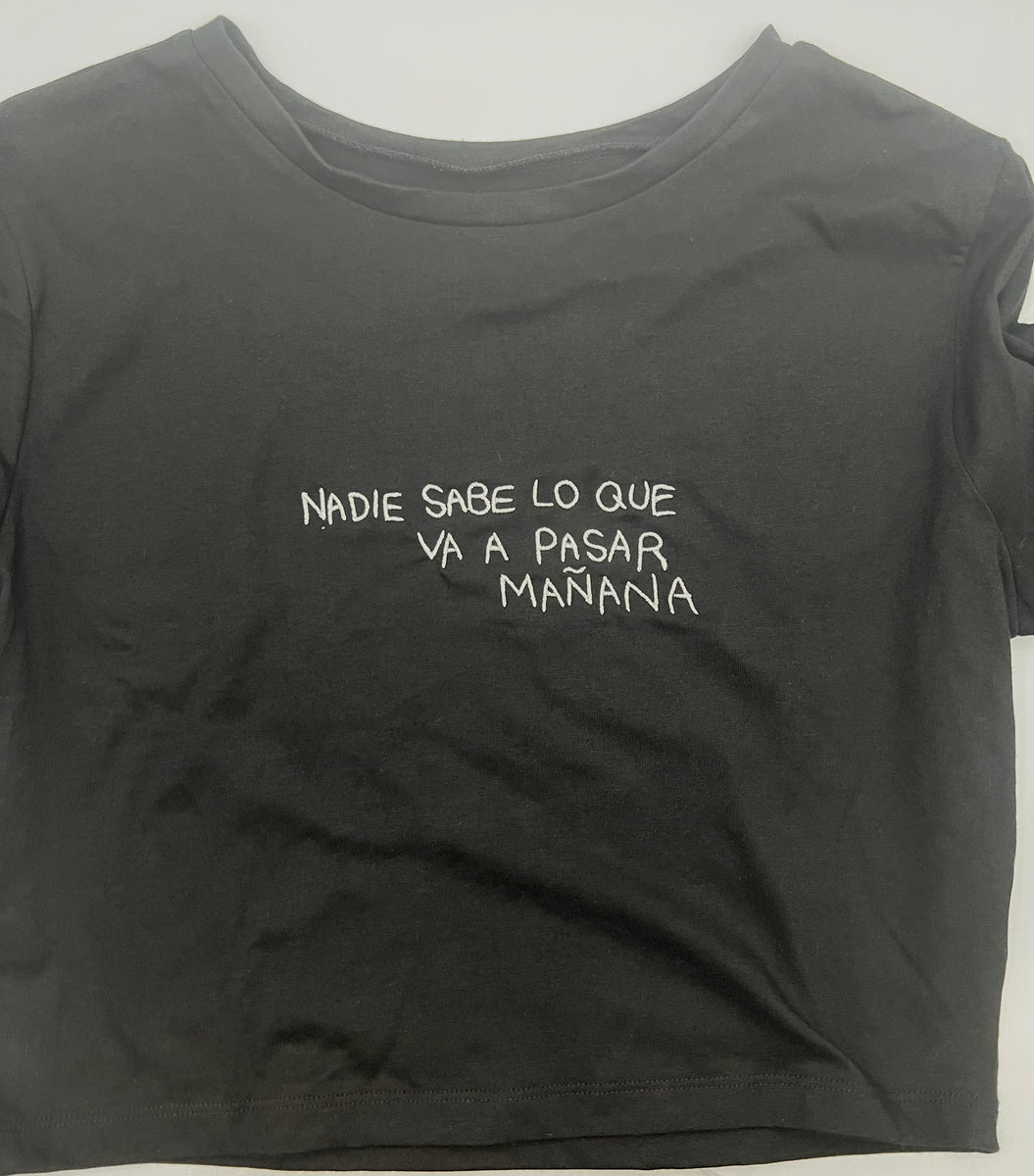 Nadie Sabe Lo Que Va A Pasar Mañana crop top –