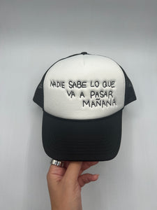 Nadie Sabe Lo Que Va A Pasar Mañana Trucker Hat